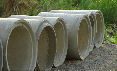 水泥與水泥管 現(xiàn)代建筑的基石與血管